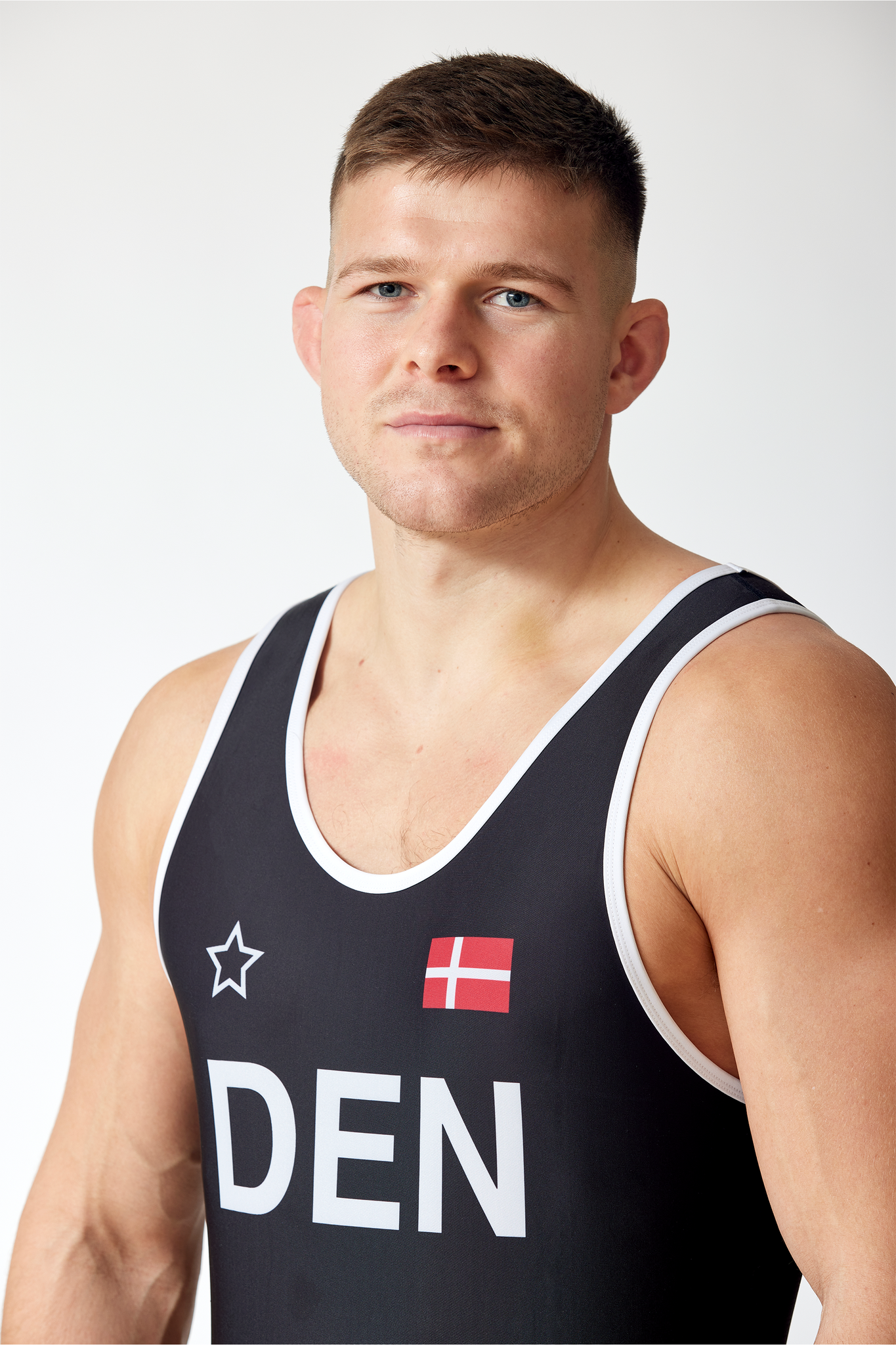 Bryder Mathias Bak i sort bryderdragt med dansk design klar til brydning for Danmark. Køb brydetrikot