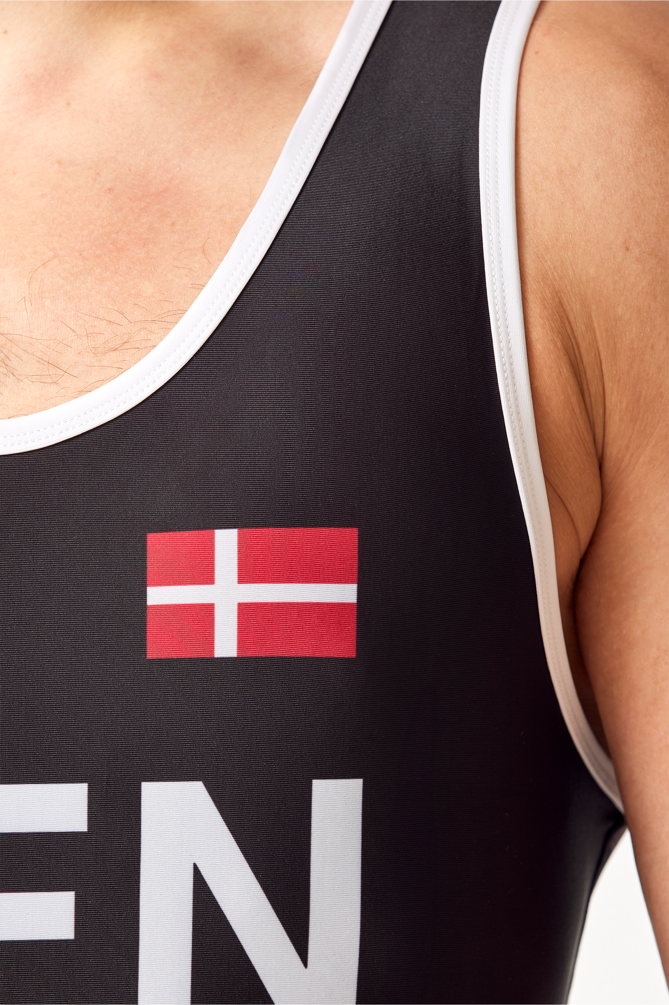 Bryder Mathias Bak med dansk flag på sort bryderdragt til brydning for Danmark. Køb brydetrikot