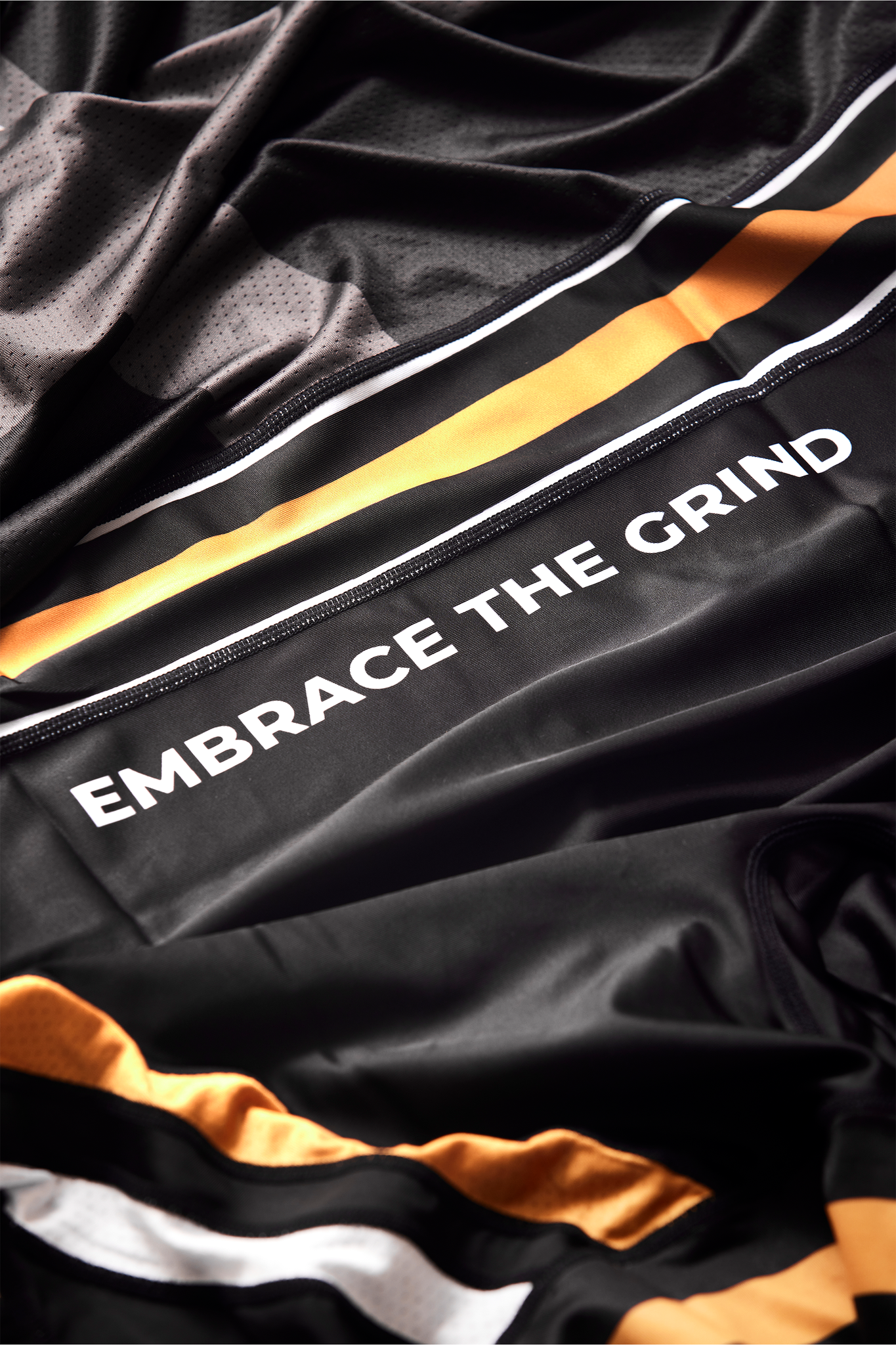 Tekst Embrace the Grind på sort bryderdragt til brydning for Danmark. Køb brydetrikot