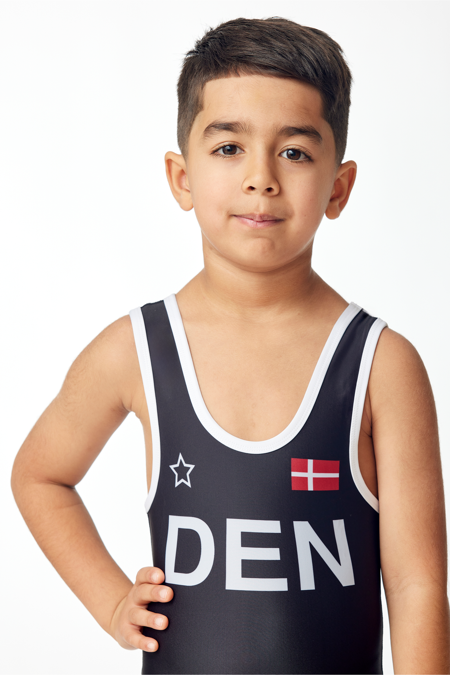 Bryder og barn i sort bryderdragt med dansk design til brydning for Danmark. Køb brydetrikot
