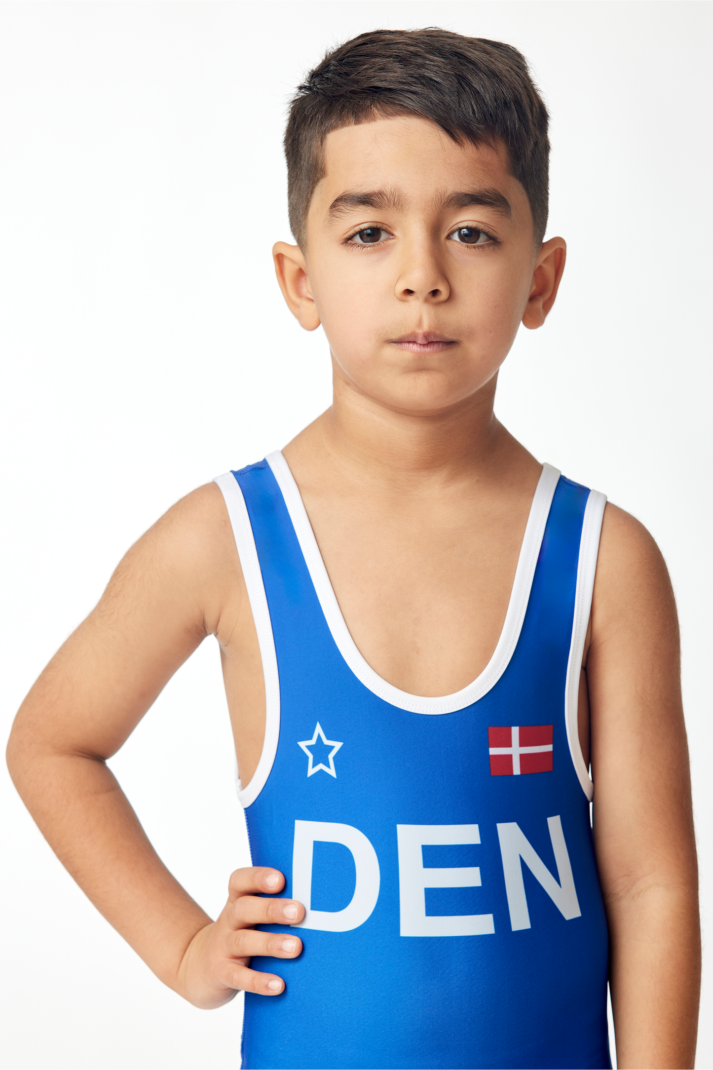Bryder og barn i blå bryderdragt med dansk design til brydning for Danmark. Køb brydetrikot