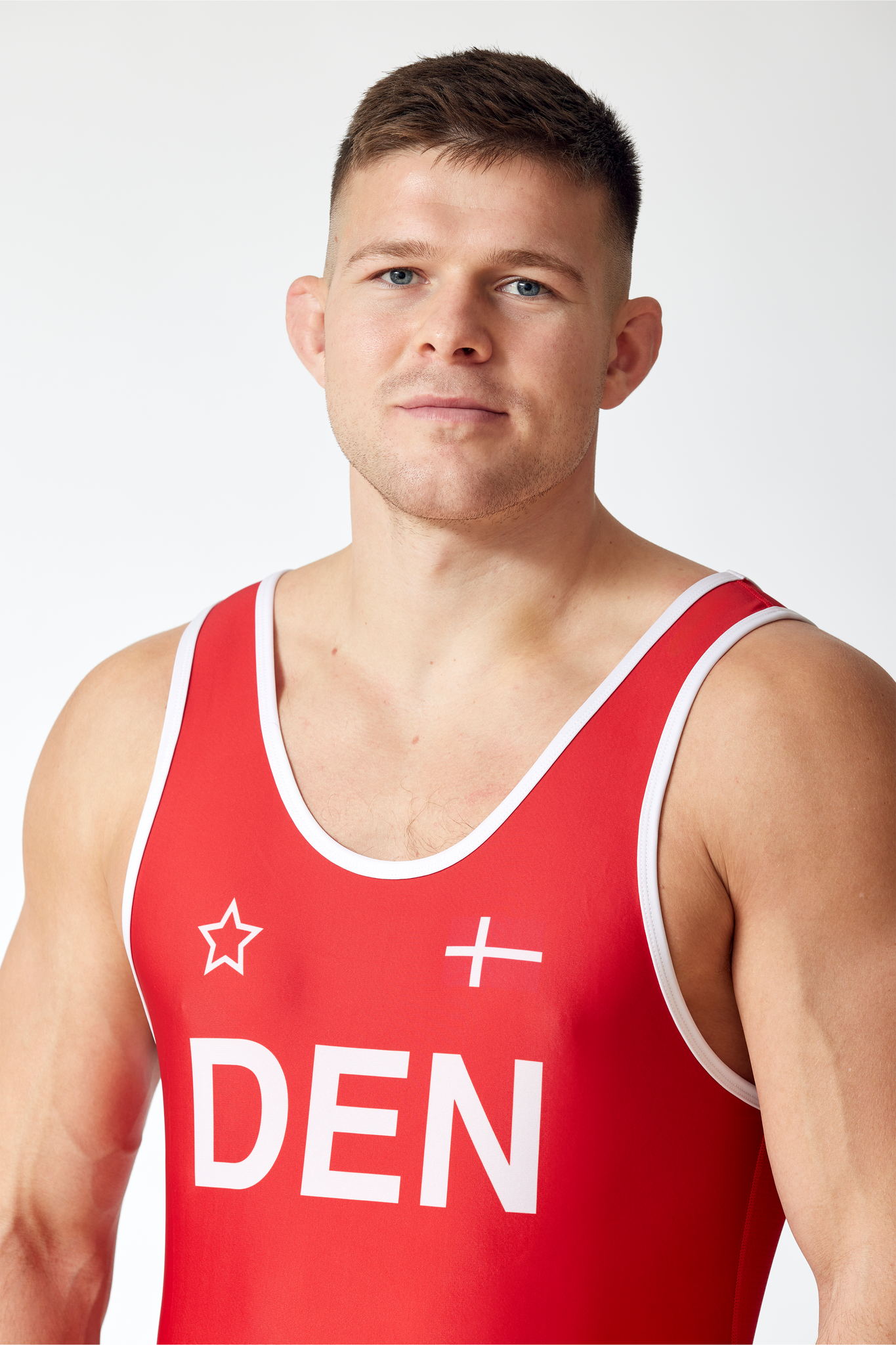 Bryder Mathias Bak i rød bryderdragt med dansk design klar til brydning for Danmark. Køb brydetrikot