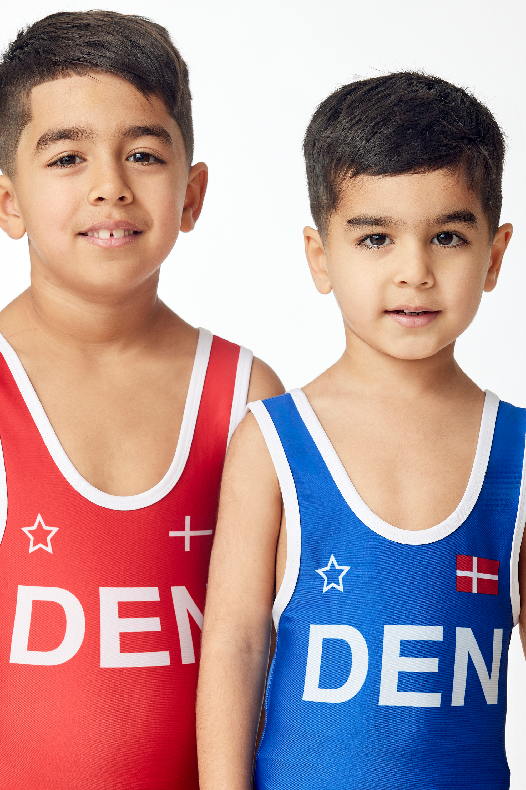 Drenge og brydere i rød og blå bryderdragt for børn med dansk design til brydning for Danmark. Køb brydetrikot